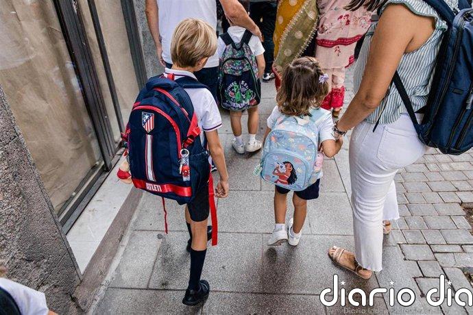 Mochilas nuevas, reencuentros y alguna lágrima: así vuelven los niños madrileños 'al cole'