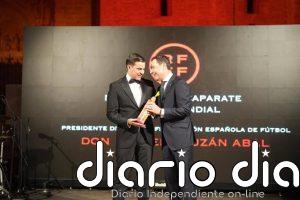 Moreno reivindica los Premios Escaparate como "una obra colectiva" que proyecta "la marca Andalucía en el mundo"