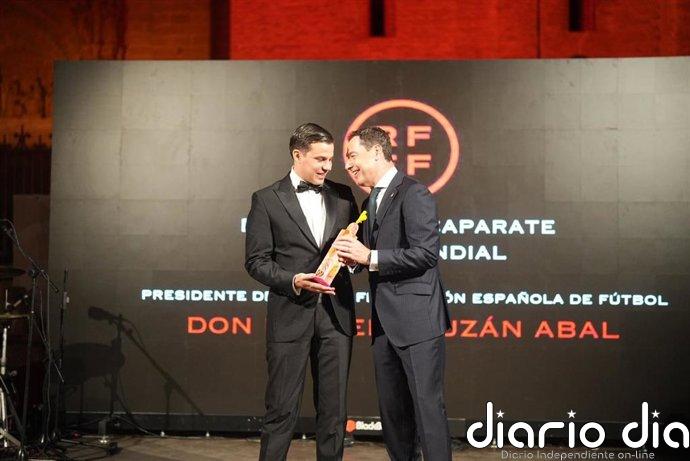 Moreno reivindica los Premios Escaparate como "una obra colectiva" que proyecta "la marca Andalucía en el mundo"
