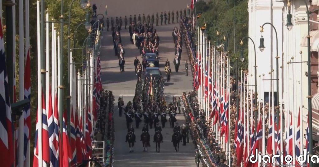 Multitudinaria despedida a Harald V en Oslo