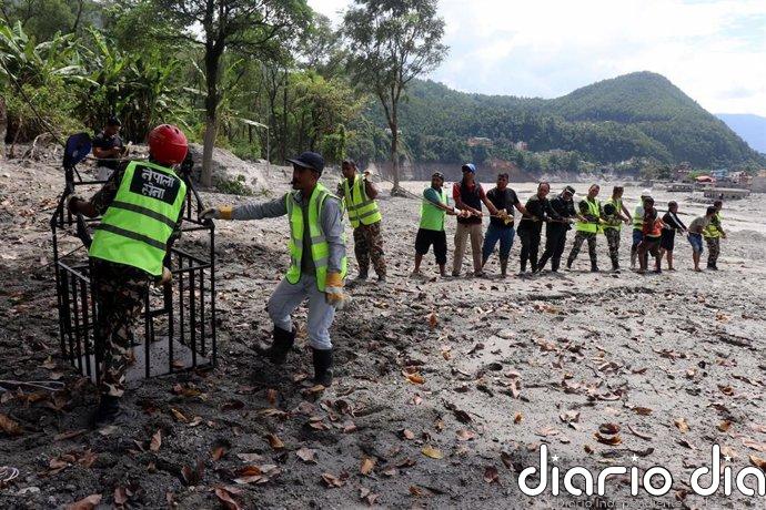 Nepal eleva a cerca de mil los muertos por la riada en la frontera con China, que deja unos 3.900 desaparecidos