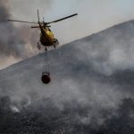 Ochenta efectivos y 14 medios aéreos continúan las labores de extinción del incendio de Tornavacas