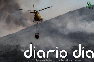 Ochenta efectivos y 14 medios aéreos continúan las labores de extinción del incendio de Tornavacas
