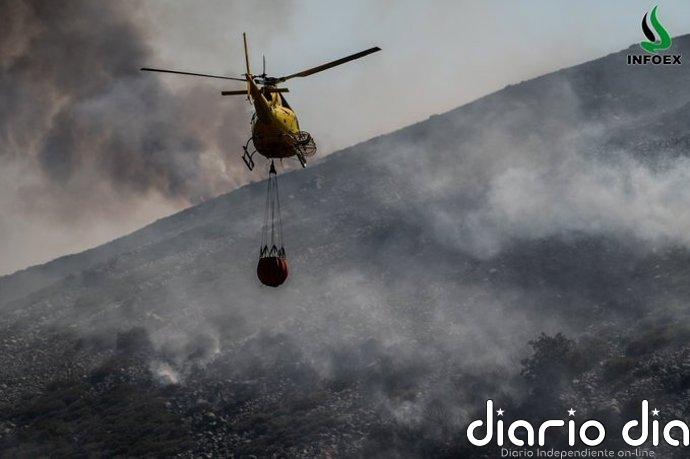 Ochenta efectivos y 14 medios aéreos continúan las labores de extinción del incendio de Tornavacas