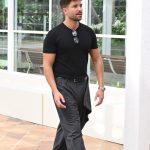 Pablo Alborán consolida su estilo en el desfile de Adolfo Domínguez: sastrería relajada y siluetas amplias