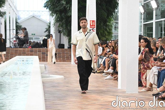 Pablo Alborán reaparece por sorpresa tras su neumonía y desfila para Adolfo Domínguez en la Fashion Week