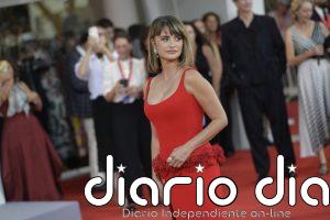 Penélope Cruz revoluciona Venecia con un inesperado rediseño y un color tan inesperado como atrevido