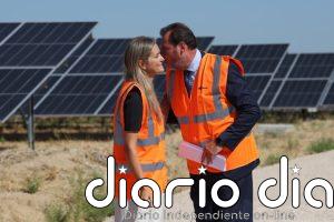 Puente y Aagesen visitan el parque fotovoltaico de Madrid-Barajas, que avanza hacia su desarrollo completo
