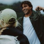 Qué llevar este otoño cuando refresca: chaquetas, jerséis y cárdigans que solucionan cualquier look