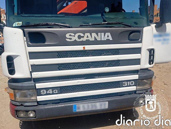 Recuperado un camión robado en Valdemoro tras romper un brazo a su conductor al tirarle de la cabina