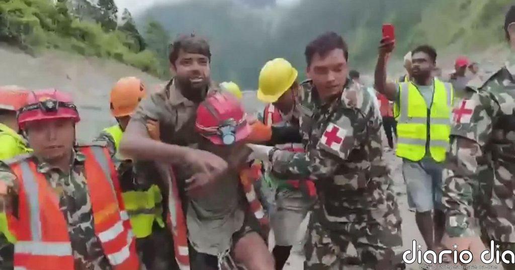 Rescatan con vida a dos de los trabajadores atrapados en los túneles de una central hidroeléctrica de Nepal