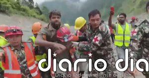 Rescatan con vida a dos de los trabajadores atrapados en los túneles de una central hidroeléctrica de Nepal