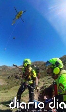 Rescatan en helicóptero a una senderista herida en un pie en el Lago Chao (León)
