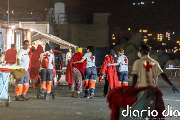Rescatan un cayuco con 44 migrantes a bordo y cinco fallecidos en aguas de Gran Canaria