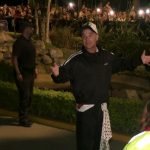 Robbie Williams canta para sus fans frente a su hotel en Lima tras la cancelación de su concierto