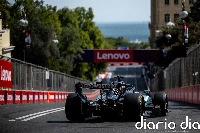 Russell gana en Bakú ante Red Bull en un mal día de Alonso y con Sainz en los puntos