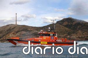 Salvamento Marítimo rescata a 19 inmigrantes en una embarcación a la deriva en Cabo de Palos