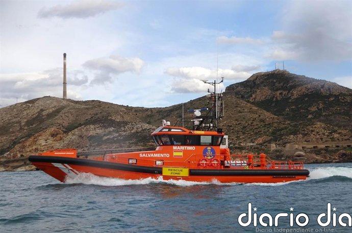 Salvamento Marítimo rescata a 19 inmigrantes en una embarcación a la deriva en Cabo de Palos