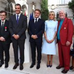 Sánchez felicita a Cercas y Almodóvar tras ser condecorados por Francia: "Gracias por hacernos mirar más allá"