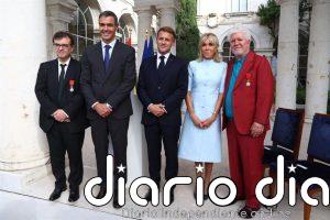 Sánchez felicita a Cercas y Almodóvar tras ser condecorados por Francia: "Gracias por hacernos mirar más allá"