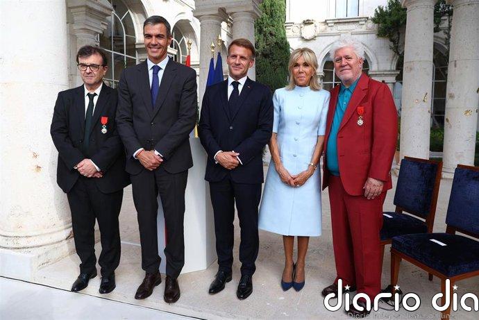 Sánchez felicita a Cercas y Almodóvar tras ser condecorados por Francia: "Gracias por hacernos mirar más allá"