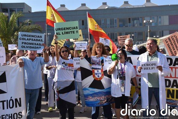 Sanitarios y pacientes de Ceuta piden la dimisión "inmediata" de Mónica García ante el "colapso" asistencial