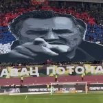 Seguidores de los equipos serbios Estrella Roja y Partizan rinden homenaje al excomandante serbobosnio condenado Mladic