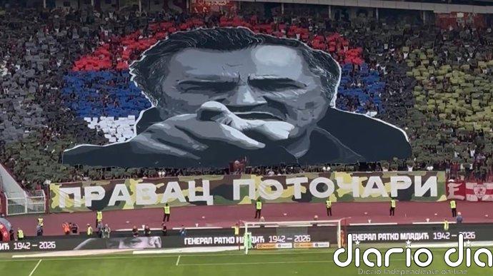 Seguidores de los equipos serbios Estrella Roja y Partizan rinden homenaje al excomandante serbobosnio condenado Mladic