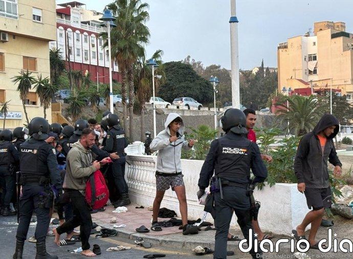 Sindicatos de la Policía denuncian "falta de previsión" del Gobierno en el traslado de migrantes al Puerto de Ceuta