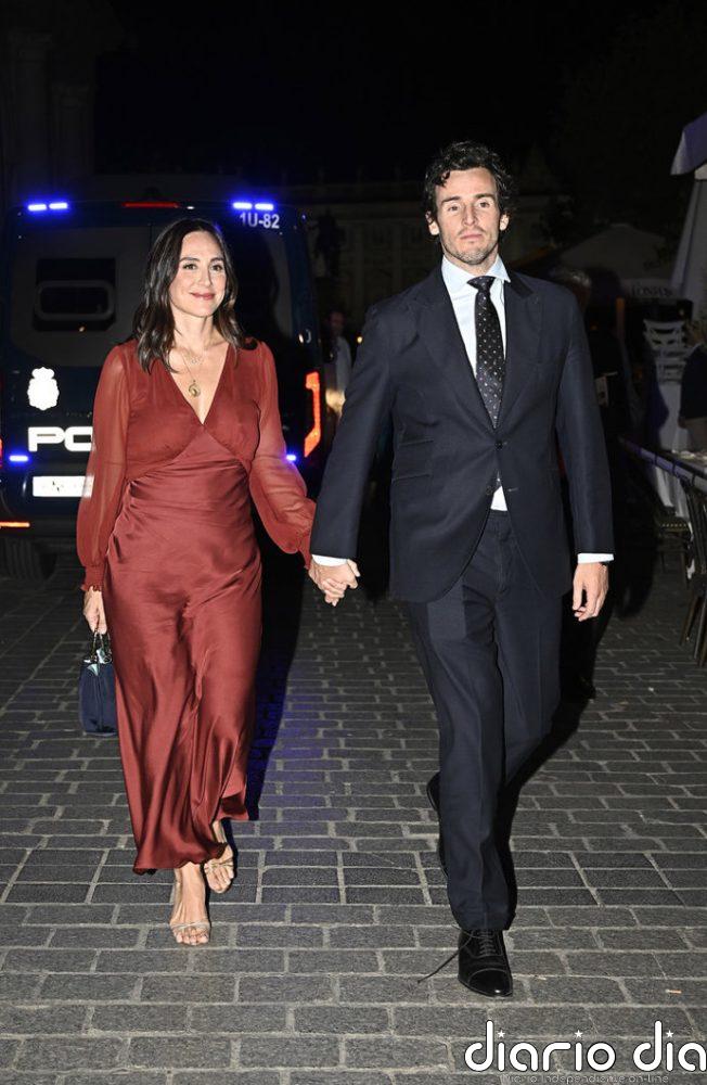 Tamara Falcó, su momento 'tierra trágame' en la ópera. 'Pierde' un zapato y la confunden con Chabeli Iglesias