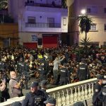 Tensión en el traslado de los inmigrantes de las playas del Trampolín y Benítez al dispositivo del Puerto de Ceuta