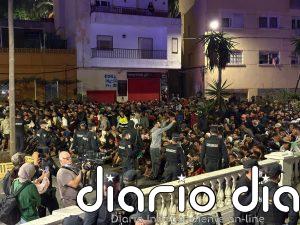 Tensión en el traslado de los inmigrantes de las playas del Trampolín y Benítez al dispositivo del Puerto de Ceuta