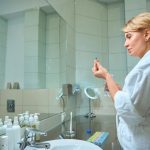 Terapia hormonal para la menopausia: la diferencia entre tomarla por vía oral o a través de la piel