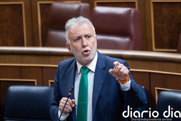 Torres pide regular los regalos a cargos públicos y compara las joyas de Zapatero con una caja de productos típicos