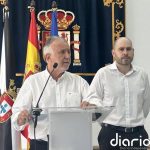 Torres traslada a unas vecinas de Ceuta que hará "todo lo posible" por desalojar las playas antes del 15 de octubre