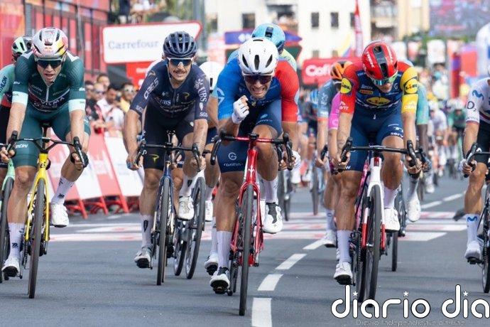Tronchon sorprende y se lleva la victoria al sprint en Elche de la Sierra