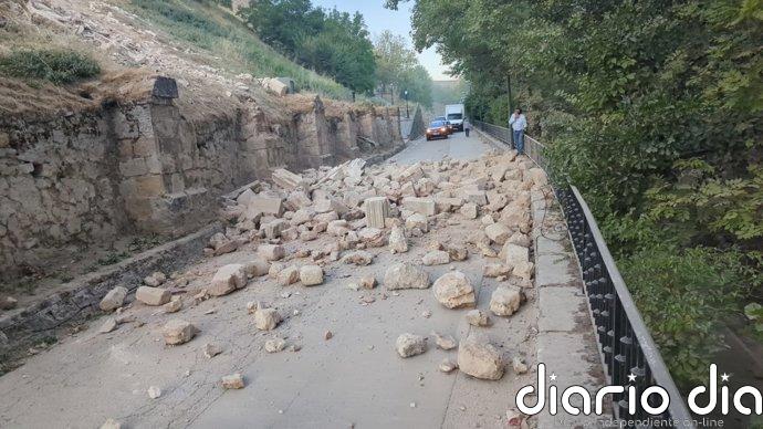 Un derrumbe del Palacio de los Hurtado de Mendoza de Almazán (Soria) corta la carretera entre Almazán y El Burgo