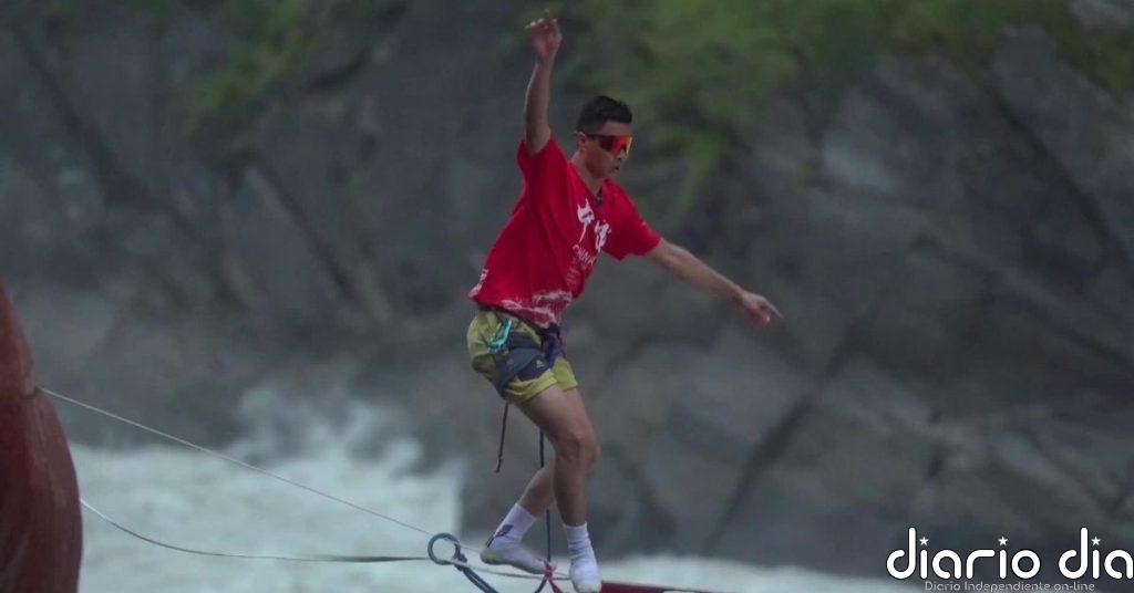 Un especialista chino en slackline camina sobre la Garganta del Salto del Tigre