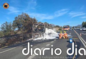 Un incendio calcina un autobús en una carretera de la Pobla del Duc, sin ningún afectado