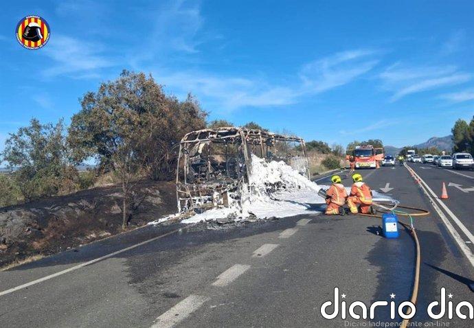 Un incendio calcina un autobús en una carretera de la Pobla del Duc, sin ningún afectado