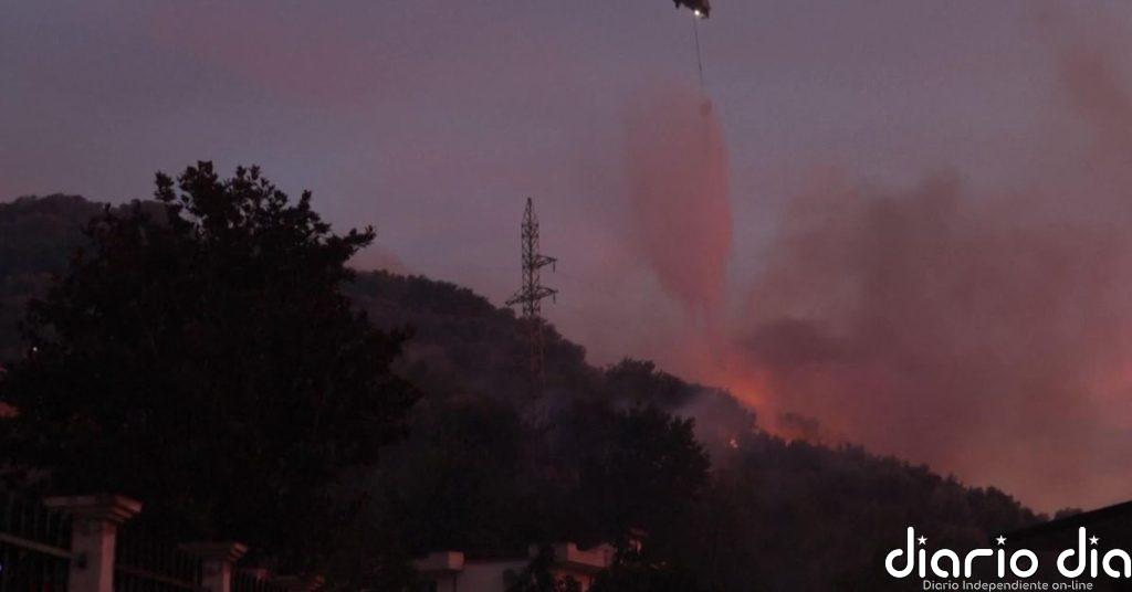 Un incendio forestal pone en peligro a los vecinos de Leván, en Albania