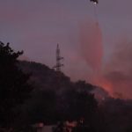 Un incendio forestal pone en peligro a los vecinos de Leván, en Albania