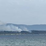 Un incendio que calcina 7 hectáreas en Manzaneda (Ourense) sigue activo desde la tarde del sábado