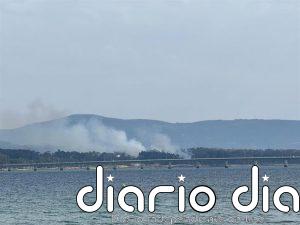 Un incendio que calcina 7 hectáreas en Manzaneda (Ourense) sigue activo desde la tarde del sábado