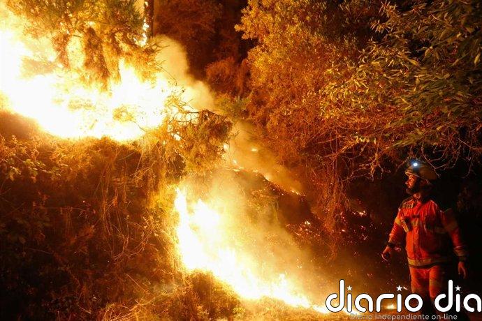 Un incendio registrado en la montaña de Quiroga (Lugo) supera ya las 20 hectáreas calcinadas