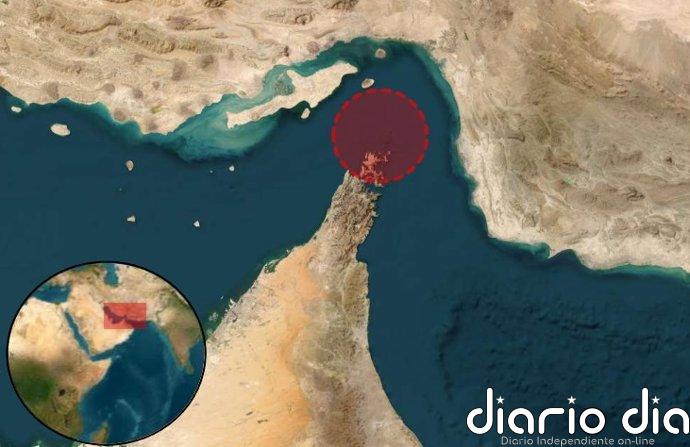 Un proyectil de origen desconocido impacta contra un buque en el estrecho de Ormuz