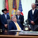 Una jueza federal de EEUU extiende el bloqueo a la orden de Trump que buscaba limitar el voto por correo
