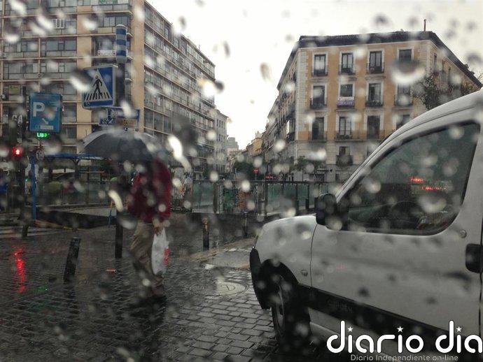 València activa los protocolos de alerta naranja por lluvia y amarilla por la previsión de tormentas para el jueves
