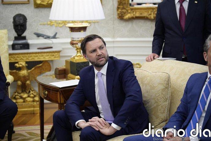 Vance sostiene que EEUU está en fase de "garantizar la libre circulación del comercio" en Ormuz tras los últimos ataques