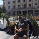 Vecinos de Ceuta llevan las chozas del Trampolín a la Delegación del Gobierno en una "performance" reivindicativa
